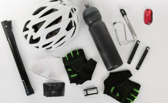 Jakie rowerowe akcesoria są niezbędne dla początkujących kolarzy?