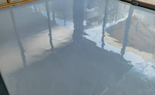 Jakie cechy wyróżniają epoksydowe posadzki w przestrzeniach prywatnych?