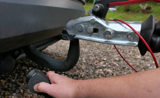 Czy hak holowniczy z przodu w Oplu Zafirze B to dobry wybór?