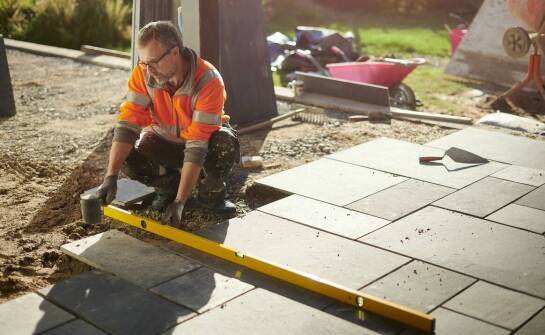 Jakie są najnowsze trendy w układaniu płyt chodnikowych na istniejącym betonie?
