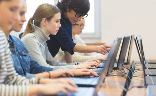 Jak wybór trybu nauki wpływa na efektywność kształcenia w szkole policealnej?