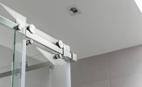 Wpływ 360 zawiasu na trwałość i estetykę prysznicowych drzwi