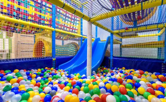 Wpływ tematycznego projektowania na atrakcyjność i funkcjonalność sali zabaw