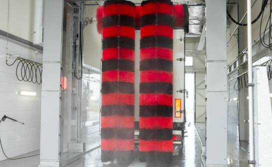 Wycieraczki przejazdowe – jakie korzyści oferują dla magazynów?