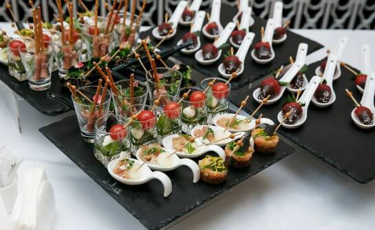 Świąteczny catering: jak zaskoczyć gości oryginalnym menu?