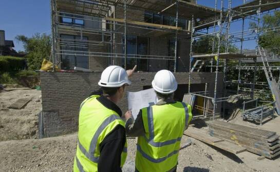 Budowa domu od podstaw – jakie kroki podejmujemy, aby spełnić oczekiwania klienta?