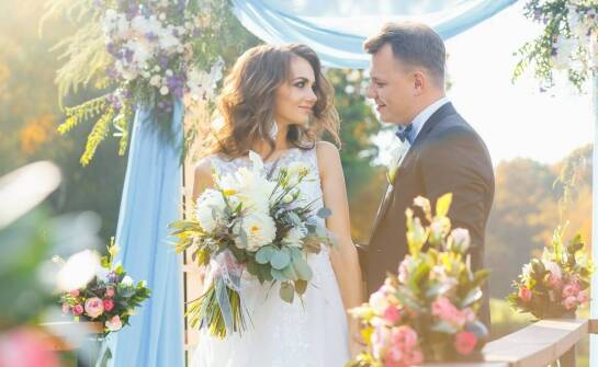 Współpraca z florystami przy organizacji ślubu w plenerze w Świebodzinie