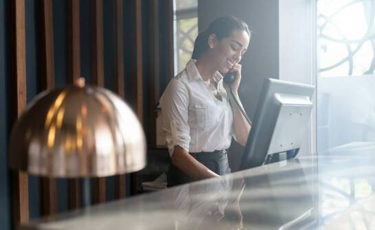 Jak profesjonalna recepcyjna obsługa wpływa na funkcjonowanie małego biura?