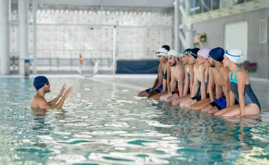 Przegląd oferty zajęć sportowych na basenie w Pruszkowie