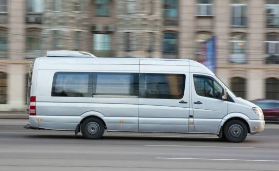 Wynajem Mercedesa V Klasy a bezpieczeństwo podróży: co oferują asystenci?