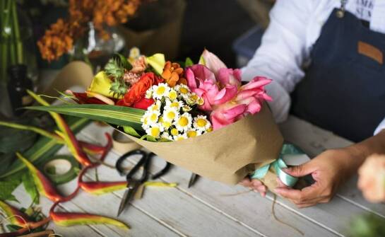 Jakie dekoracyjne elementy dodajemy do naszych bukietów gratis?