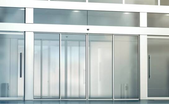 Różnorodność zastosowań szklanych drzwi na wymiar w projektach architektonicznych