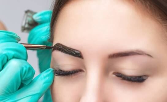 Przewodnik po najnowszych trendach w kosmetycznej koloryzacji brwi henną