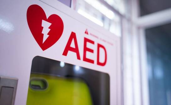 Jakie wsparcie oferuje producent dla użytkowników defibrylatorów Samaritan AED?