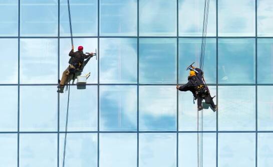 Dlaczego warto zlecić mycie okien profesjonalistom?
