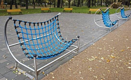 Ławeczki ogrodowe jako element dekoracyjny w projektowaniu placów zabaw