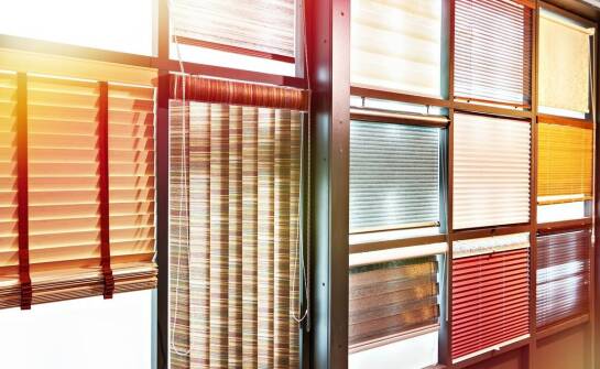 Różnorodność wzorów i kolorów żaluzji jako dekoracyjny element wnętrza