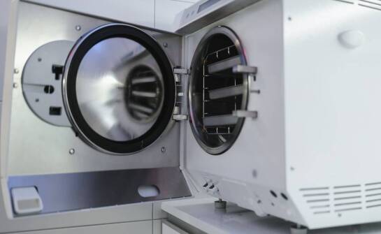 Jak działanie autoklawu wpływa na skuteczność dezynfekcji?