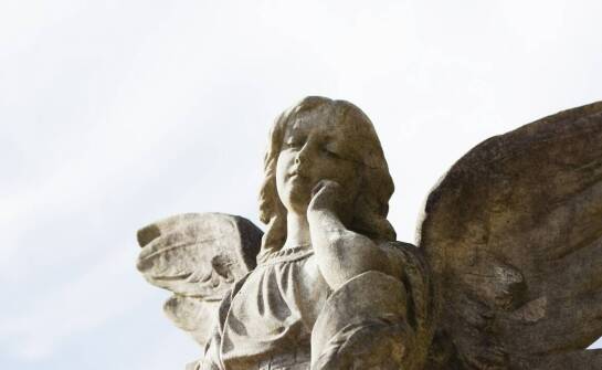 Jakie motywy dominują w olejnych obrazach z aniołami?