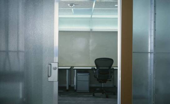 Rola drzwi stalowych w optymalizacji przestrzeni roboczej