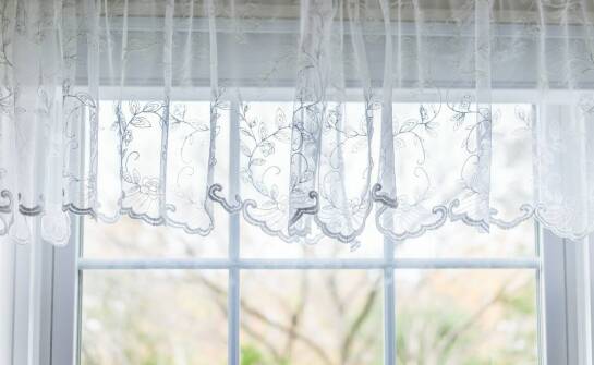 Firanka o wysokości 90 cm z gipiurą – eleganckie rozwiązanie dla Twojego domu.
