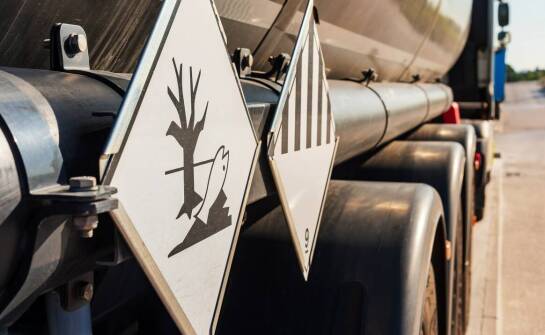 Jak przewóz niebezpiecznych towarów wpływa na wybór środków transportu?