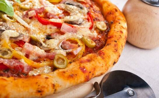 Wybierz swoje ulubione dodatki do pizzy na stadionie i stwórz własną kompozycję.