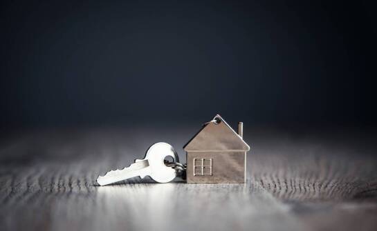 Jakie inspiracje czerpać przy wyborze graweru na breloku z koniczynką?