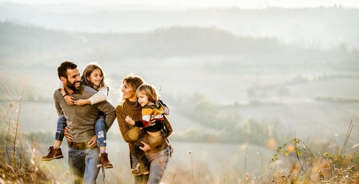 Rodzinna sesja zdjęciowa w plenerze – najpiękniejsze chwile, które warto uwiecznić