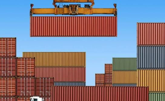 Korzyści z wynajmu pojemników do transportu betonu przy dużych inwestycjach