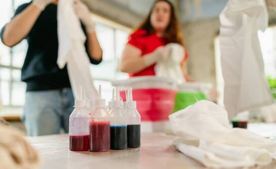 Zastosowanie barwników w produkcji dekoracyjnych materiałów – co warto wiedzieć?