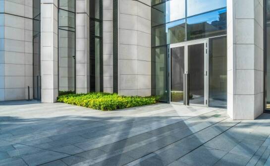 Elewacje z kwarcowych spieków – minimalizm i nowoczesność w jednym