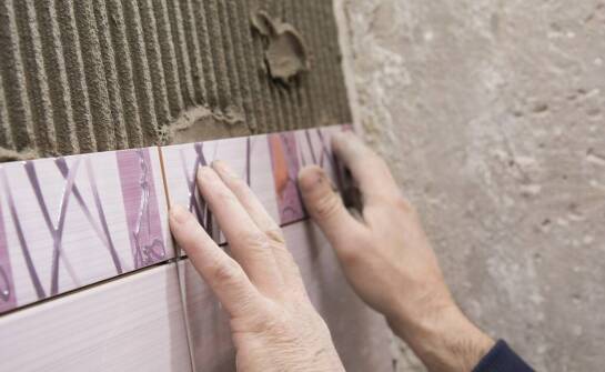 Tradycyjne metody produkcji parapetowych płytek w nowoczesnym zakładzie budowlanej ceramiki