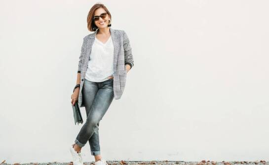Oversize tunika – praktyczne porady, jak ją nosić z jeansami