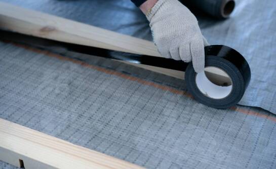 Wła ściwości antypoślizgowe samoprzylepnej taśmy neoprenowej – praktyczne zastosowania w przemyśle