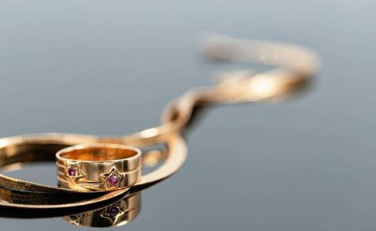 Skup biżuterii: co decyduje o wartości jej?