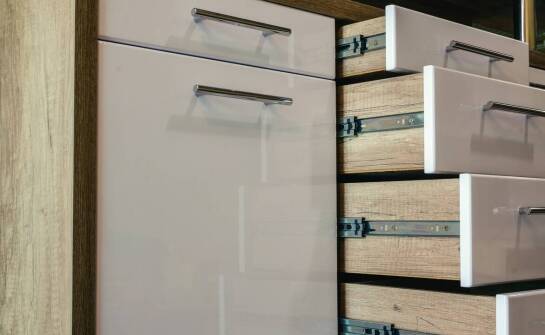 Najnowsze trendy w meblowych akcesoriach – co warto znać?