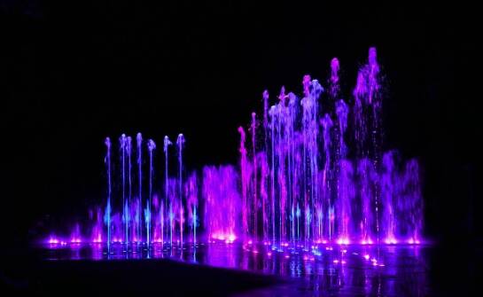 Innowacyjne zastosowania pływających fontann z oświetleniem w architekturze krajobrazu