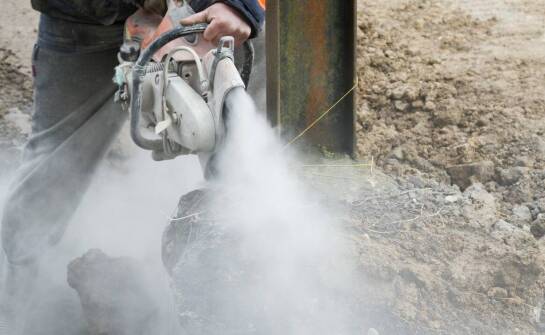 Zastosowanie piły Wacker w trudnych warunkach terenowych.