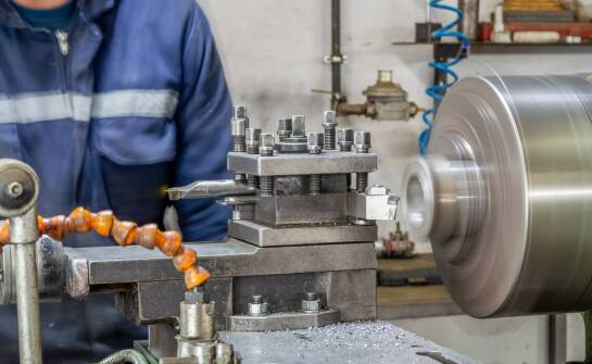 Jak obróbka metali wpływa na innowacyjność w sektorze rolniczym?