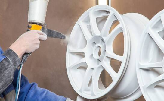 Jakie są najlepsze techniki aplikacji bezbarwnego lakieru na felgi?