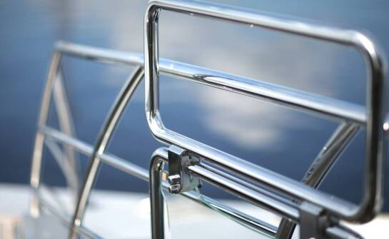 Porównanie różnych typów nierdzewnych okuć do łodzi – które wybrać?