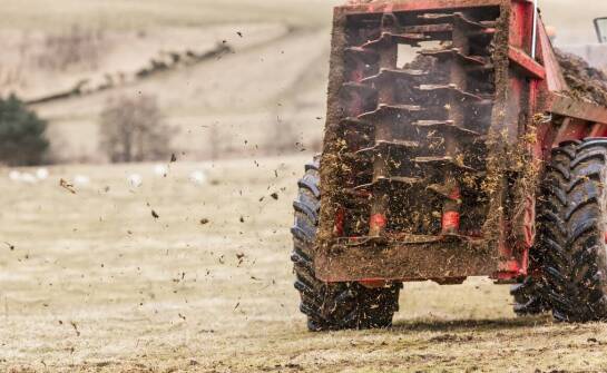 Szufla na tył ciągnika - idealne narzędzie do transportu sypkich materiałów