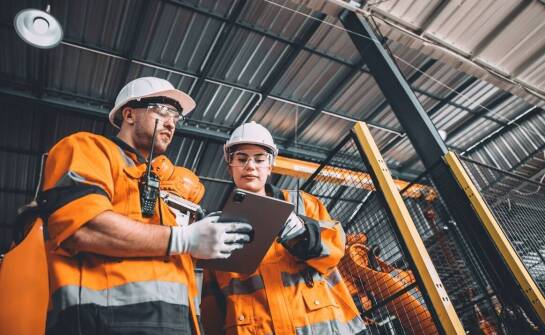 Jakie są zalety stosowania BHP spodni w różnych sektorach przemysłu?