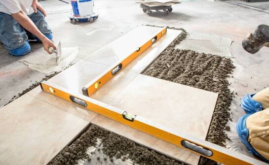 Spieki kwarcowe na podłogach: dlaczego montaż ma znaczenie?