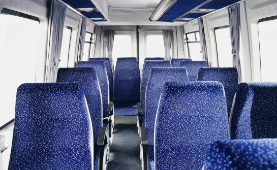 Jak wybrać fotele z pasami do busa dla rodzin podróżujących z dziećmi?