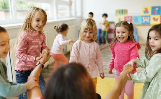 Jak rozwijamy społeczne umiejętności dzieci poprzez grupowe zabawy?