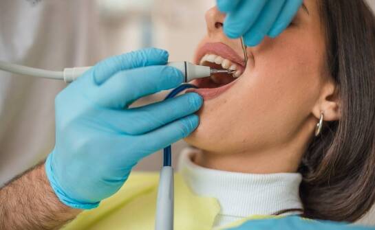Jakie korzyści niesie regularne piaskowanie zębów dla pacjentów?