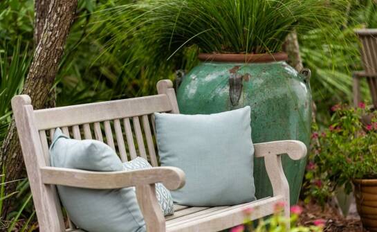 Jak projektować ogrodowe ławki, aby były przyjazne dla środowiska?