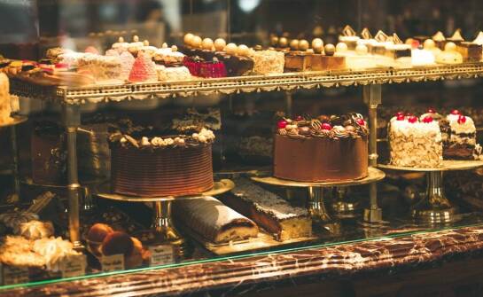 Patery do ciasta jako element prezentacji deserów w gastronomii